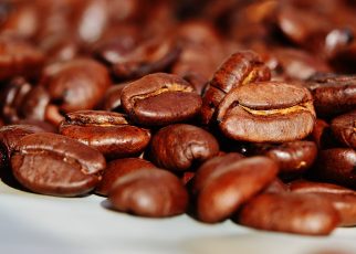 Wyjątkowa kawa ziarnista w plantacji w Rwandzie